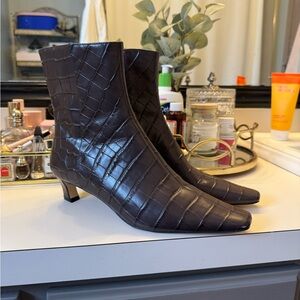 Michael Kors
Women's Cosmo Croc-Embossed Kitten Heel
Booties chocolate brown